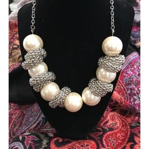 COSTUME JEWELRY LARGE PEARL NECKLACE